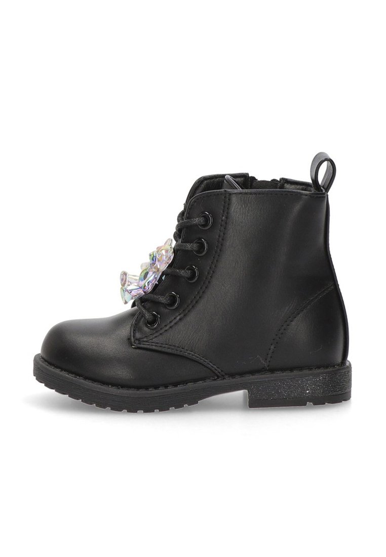 Bota negra de cuero hasta el tobillo con dise�ño de cordones, acentos decorativos iridiscentes, puntera redondeada y suela negra texturizada. Asa en el talón.