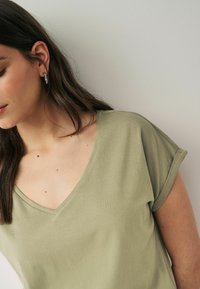 Next RICH CAP SLEEVE  - REGULAR FIT - Paprasti marškinėliai - olive green