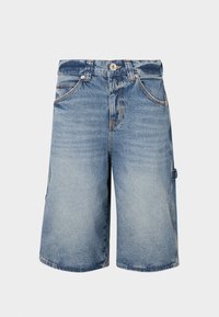 Pantalones cortos de mezclilla en azul claro con un corte relajado. Las características incluyen un cierre de botón, trabillas para cinturón y múltiples bolsillos con costuras visibles.