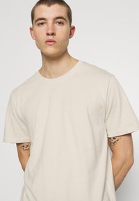 Only & Sons ONSMATT LONGY TEE 7 PACK - T-shirt básica - white/silverline/overlandtrek/olive/foxtrot/monks/black