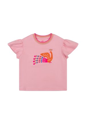 Roze T-shirt met korte mouwen en gerimpelde mouwen, met een pauwafbeelding in oranje en kleurrijke bloemenpatronen aan de voorkant. Gemaakt van katoen.