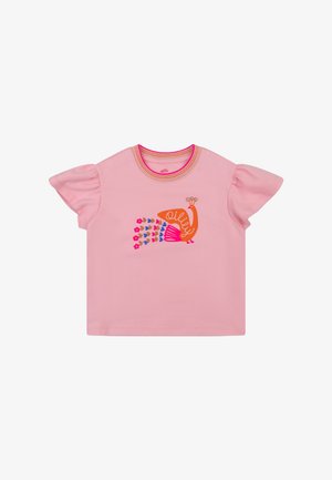 Roze T-shirt met korte mouwen en gerimpelde mouwen, met een pauwafbeelding in oranje en kleurrijke bloemenpatronen aan de voorkant. Gemaakt van katoen.