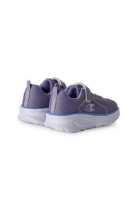 Scarpe da ginnastica in rete viola con suole bianche e strap in velcro, posizionate affiancate e con la parte posteriore rivolta verso di noi su uno sfondo bianco.