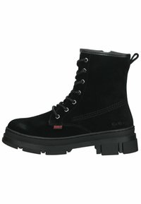 Bottine en suède noire à bout rond, avec un laçage à l'avant et une épaisse semelle en caoutchouc. Présente des détails de couture et une petite étiquette avec logo.