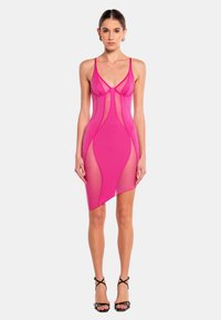 Fuchsia-rosa Kleid mit transparenten Einsätzen, einer taillierten Silhouette und Spaghetti-Trägern, das einen asymmetrischen Saum und eine glatte, dehnbare Textur aufweist.
