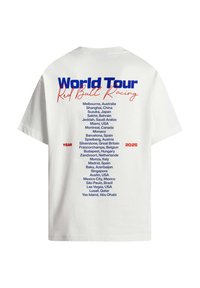 Biele tričko s výpisom 2026 miest svetového turné Red Bull Racing v modrom a červenom písme na zadnej strane.