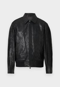 Μαύρο δερμάτινο μπουφάν τύπου μπόμερ με περίπλοκο ανάγλυφο σχέδιο, που διαθέτει γιακά, κλείσιμο με φερμουάρ και ριμπ μανσέτες και τελείωμα.