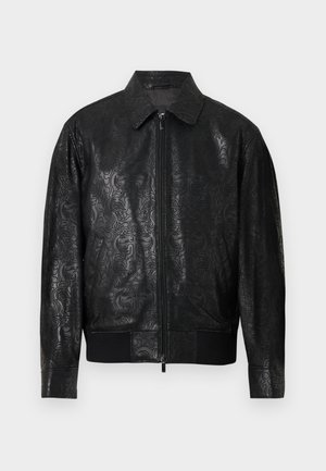 Schwarze Leder-Bomberjacke mit aufwändigem Präge-Muster, ausgestattet mit Kragen, Reißverschluss und gerippten Bündchen und Saum.