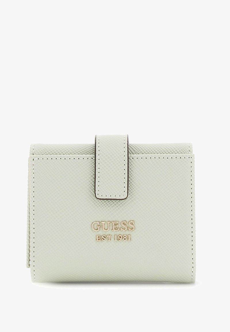 Gaiši zaļš teksturēts maks ar vāciņu, kuram priekšpusē ir zelta krāsas "GUESS EST 1981" logo. Kompakts taisnstūra veidā.