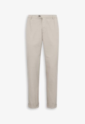 Pantalon chino beige ajusté, avec bouton à l'avant, fermeture éclair, poches latérales, passants pour ceinture et revers retroussés.