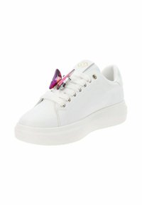 Sneaker in pelle bianca con punta arrotondata, suola spessa, logo dorato accentato e un gemma decorativa viola sui lacci.
