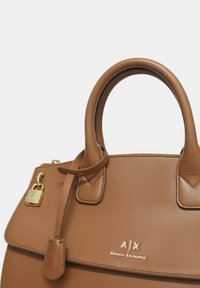 Borsa a mano in pelle marrone con design strutturato, hardware dorato, maniglia superiore e tracolla removibile con dettagli del logo.