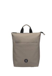 Beige tote taske lavet af glat, holdbart materiale; har en top lynlås, en frontlomme og en rund sort logoaccent.