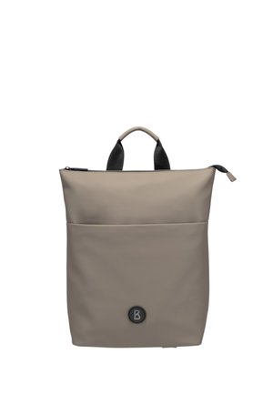 Beige tote bag van glad, duurzaam materiaal; voorzien van een bovenrits, een voorvak en een ronde zwarte logo-accent.