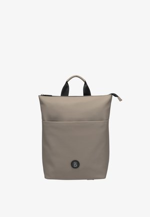 Beige tote-väska tillverkad av slätt, hållbart material; har en dragkedja på toppen, en framficka och en rund svart logotypaccent.