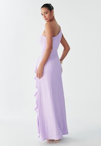 En axel lavendelfärgad maxiklänning med texturerat tyg, som har en rynkad detalj på sidan, figursydd överdel och lång flytande kjol.
