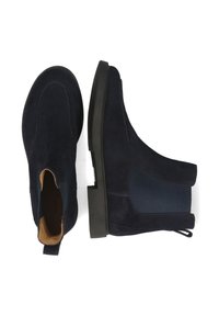 Anfibi chic in suede blu navy con pannelli elastici laterali e suola in gomma nera testurizzata, caratterizzati da dettagli di cucitura e linguetta posteriore per facilitare la calzata.