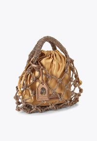 Gouden satijnen handtas met een gestructureerd bronzen gaasnet, gathering aan de bovenkant en een decoratieve tag met een handembleem.