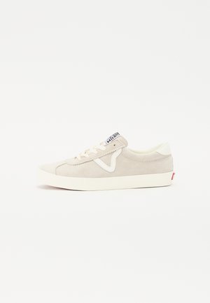 Sneaker in suede grigio chiaro con accenti bianchi, punta tonda e lacci beige. Presenta una patch del logo sulla linguetta e una suola testurizzata.