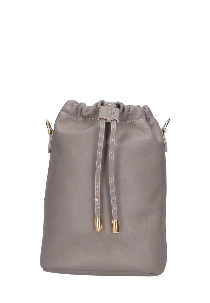 Borsa a sacco in pelle grigia con finitura testurizzata, dotata di hardware dorato e forma strutturata, design compatto e pratico.