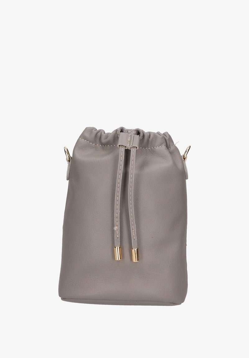 Borsa a sacco in pelle grigia con finitura testurizzata, dotata di hardware dorato e forma strutturata, design compatto e pratico.