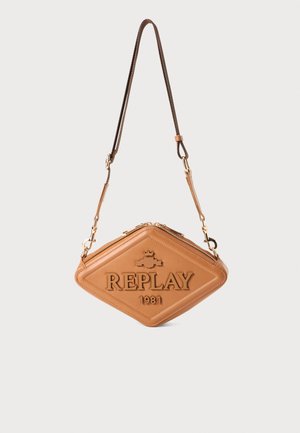 Tan leren crossbodytas in een ruitvorm; voorzien van het reliëf "REPLAY 1981" logo en een bruine verstelbare schouderband met goudkleurige hardware.