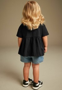 Next SHORT SLEEVE EMPIRE REGULAR FIT - Apdrukāts T-krekls - black