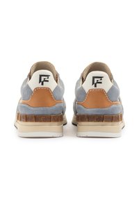 Blaue Wildledersneaker mit braunem Lederakzent, weißer Fersenschlaufe, strukturiertem Zwischensohle und kontrastierender Naht. Besitzt ein Logo an der Ferse.