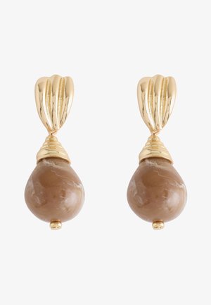 Ohrstecker in Goldfarbe mit strukturierten, gefalteten Metalloberseiten und großen, glatten, braunen tropfenförmigen Steinanhängern.