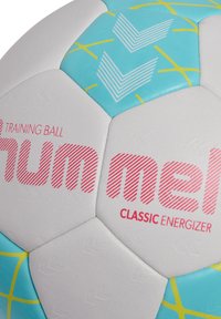 Hvid fodboldtræningsbold med turkise og gule accenter, udstyret med et hexagonalt design og struktureret overflade; mærket "Hummel Classic Energizer."