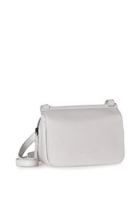 Borsa a tracolla in pelle grigia chiara con chiusura a pattina, tasca con zip e tracolla regolabile. Texture liscia con sottili dettagli di cucitura.