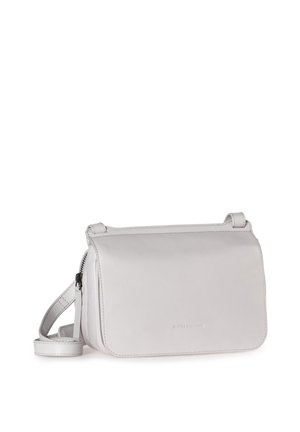Borsa a tracolla in pelle grigia chiara con chiusura a pattina, tasca con zip e tracolla regolabile. Texture liscia con sottili dettagli di cucitura.