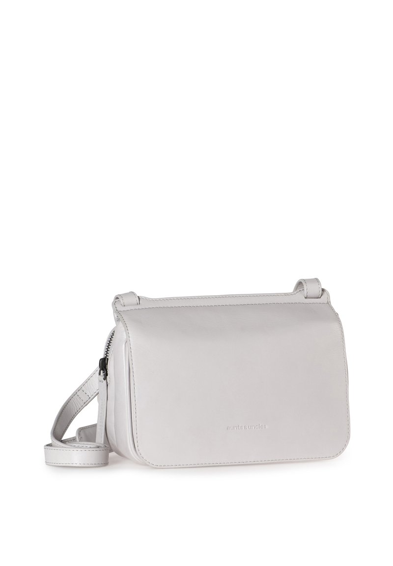 Borsa a tracolla in pelle grigia chiara con chiusura a pattina, tasca con zip e tracolla regolabile. Texture liscia con sottili dettagli di cucitura.