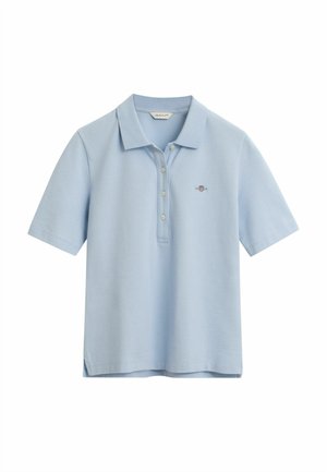 Polo shirt azzurro chiaro realizzato in cotone, con un colletto a tre bottoni, maniche corte e un piccolo logo ricamato sul petto.
