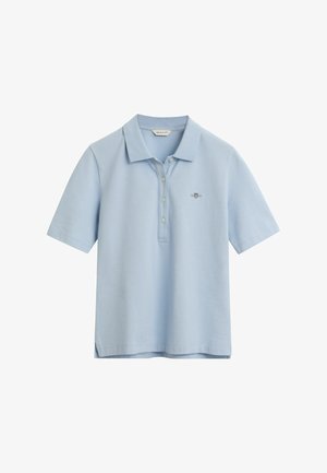 Polo azul claro hecho de algodón, con una tapeta de tres botones, mangas cortas y un pequeño logo bordado en el pecho.