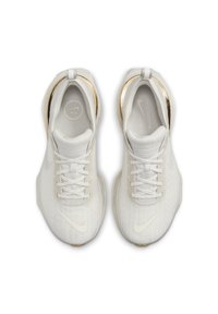 Nike Performance ZOOMX INVINCIBLE FK 3 - Chaussures de running sur route - beige, gold-coloured