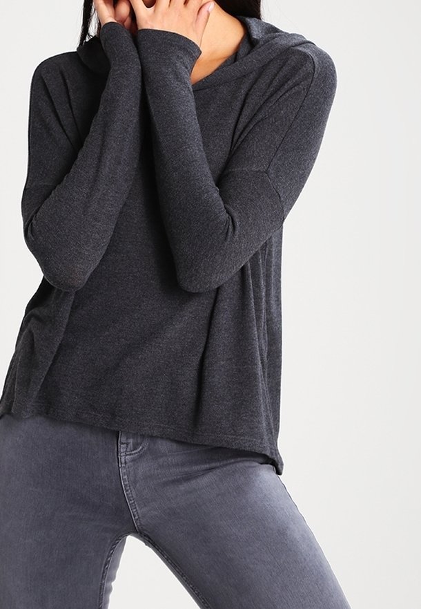 Mörkgrå hoodie med lång ärm, avslappnad passform och mjuk textur. Tillsammans med grå jeans för en monokrom look.