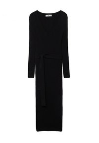 Schwarzes, geripptes Strickkleid mit langen Ärmeln, tiefem V-Ausschnitt und einem passenden Stoffgürtel in der Taille. Bodenlanger Schnitt mit strukturiertem Finish.