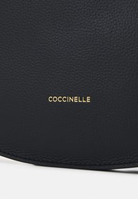 Coccinelle SUNUP - Käekott - noir/cuir