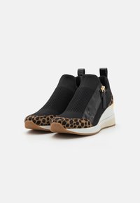 Sneakers neri a maglia con dettagli in stampa leopardata, dotati di suola a zeppa, chiusura con zip e pannelli in mesh testurizzato. Suola in gomma.
