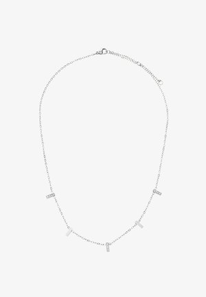 Srebrny łańcuszek z pięcioma małymi pionowymi zawieszkami w kształcie słupków, na przemian gładkimi i ozdobionymi kryształkami, wyeksponowany na białym tle.