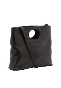 Borsa in pelle nera con forma rettangolare, intaglio rotondo per la maniglia e tracolla regolabile. Texture liscia e design minimalista.