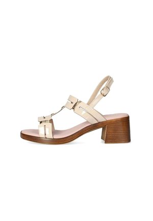 Sandali con tacco beige con design a fascia trasparente. Presentano una punta arrotondata, cinturino alla caviglia regolabile e un tacco in legno dalla texture lavorata.