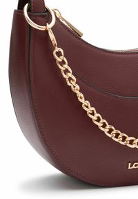 Burgunderfarbene Ledertasche mit geschwungener Form, strukturierter Oberfläche und goldfarbener Kettenakzent. Verfügt über einen Reißverschluss und ein Logodetail.