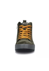 Vista frontale di una sneaker alta verde oliva con lacci arancioni brillanti e suola grigia spessa su sfondo bianco.