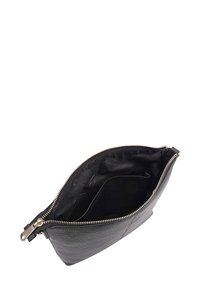 Zwarte leren cosmetica etui met een gestructureerde buitenkant, gouden ritssluiting en een ruime, gevoerde binnenkant met een apart vak.