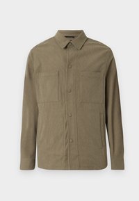 Olijfgroene corduroy jas met een knoopsluiting aan de voorkant, twee borstzakken, zijzakken en een klassieke kraag. Lange mouwen met knoopmanchetten.