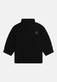 Doudoune noire avec un col montant, dotée de lignes de matelassage horizontales, d'un petit logo gris à l'arrière et de larges manches.