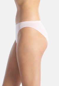 Ljust rosa bikiniunderställ för kvinnor i mjuk tyg med låg midja och elastisk midjeband. Minimal varumärkning vid höfterna.