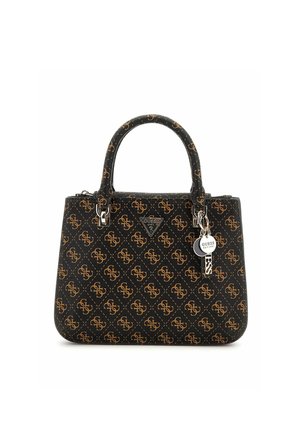 Sac à main noir avec motif GS entrelacé marron, deux poignées, plaque logo Guess, et breloques suspendues en argent comprenant une étiquette circulaire et un porte-clés.